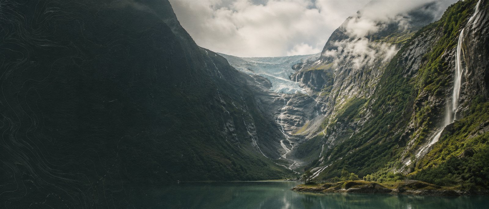 Olden mit Fjordtal, Gletscherwasser und steilen grünen Wänden