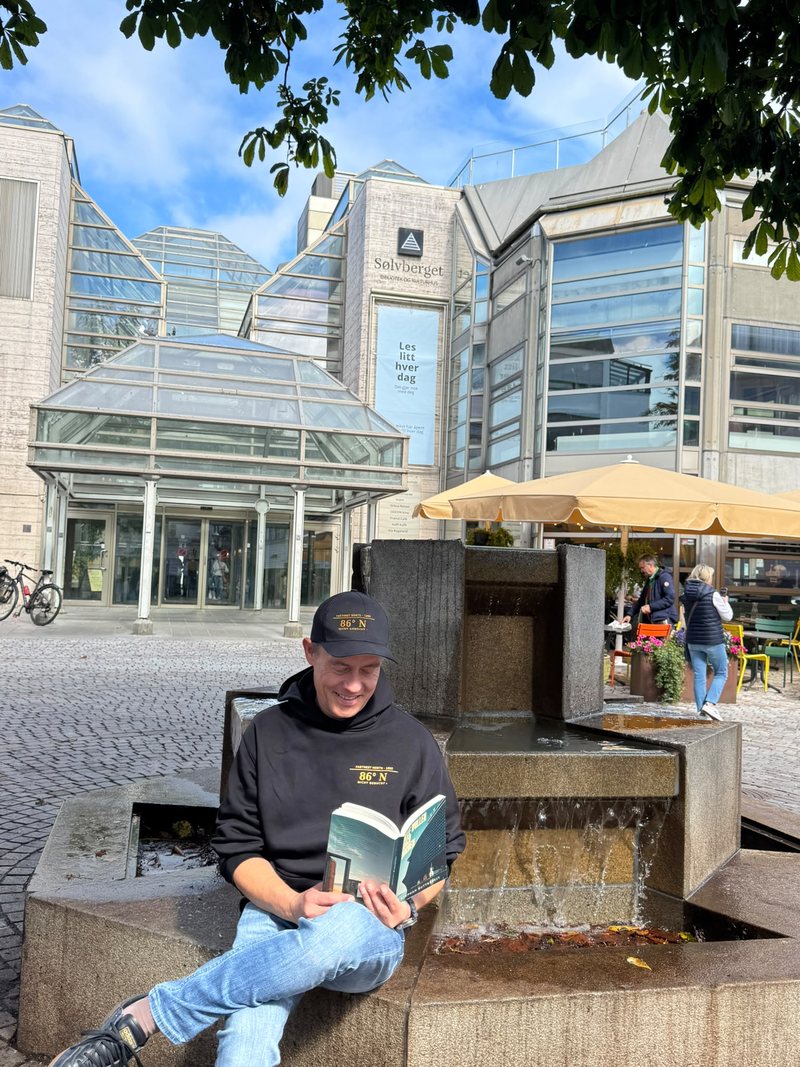 Stephan Buttgereit liest den Roman Alle wollen nach Norden am Brunnen vor dem Sølvberget, dem Kulturhaus mit der Stadtbibliothek von Stavanger